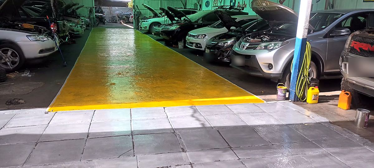 Box de trabajo recién pintado de amarillo