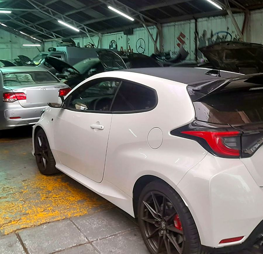 Auto deportivo blanco dentro del taller